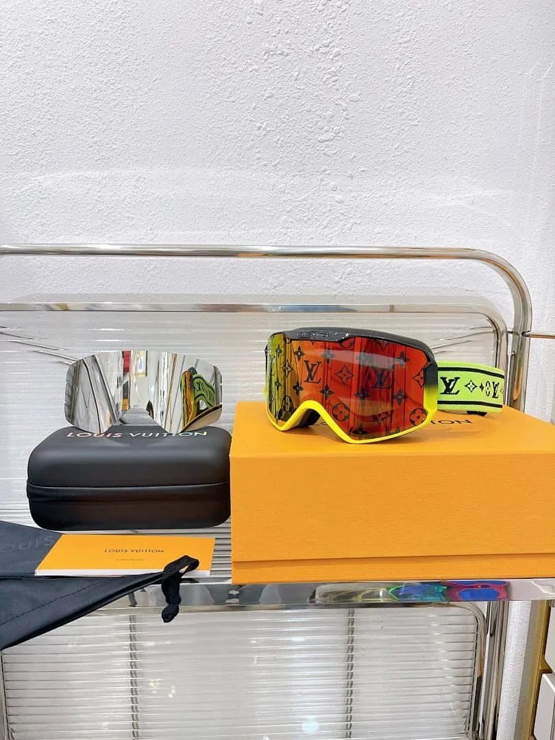Ski goggles, no returns or exchanges.