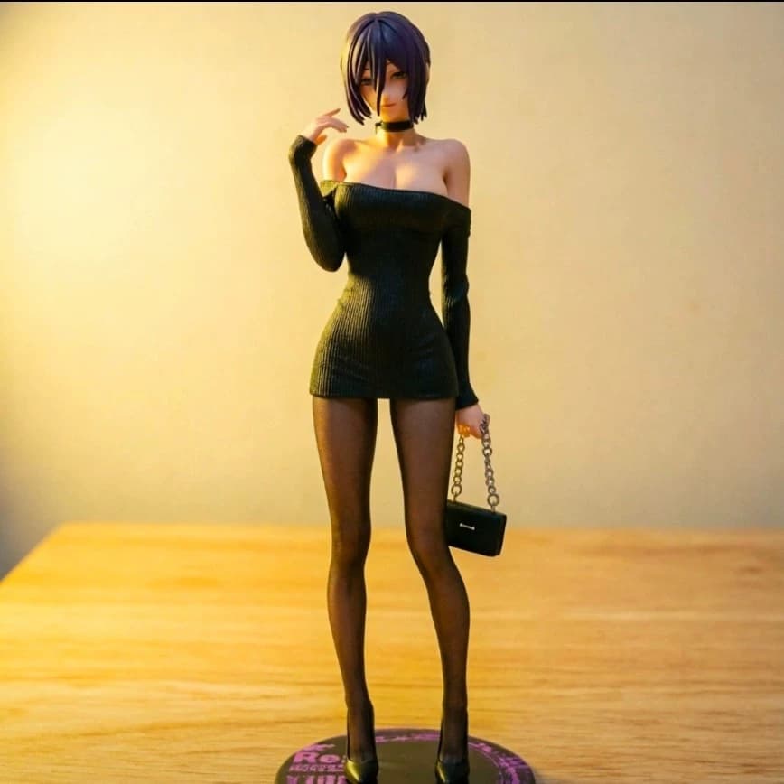 Figura em escala 1/6 da Reese de Chainsaw Man vestindo um vestido de tricô com saia preta justa.