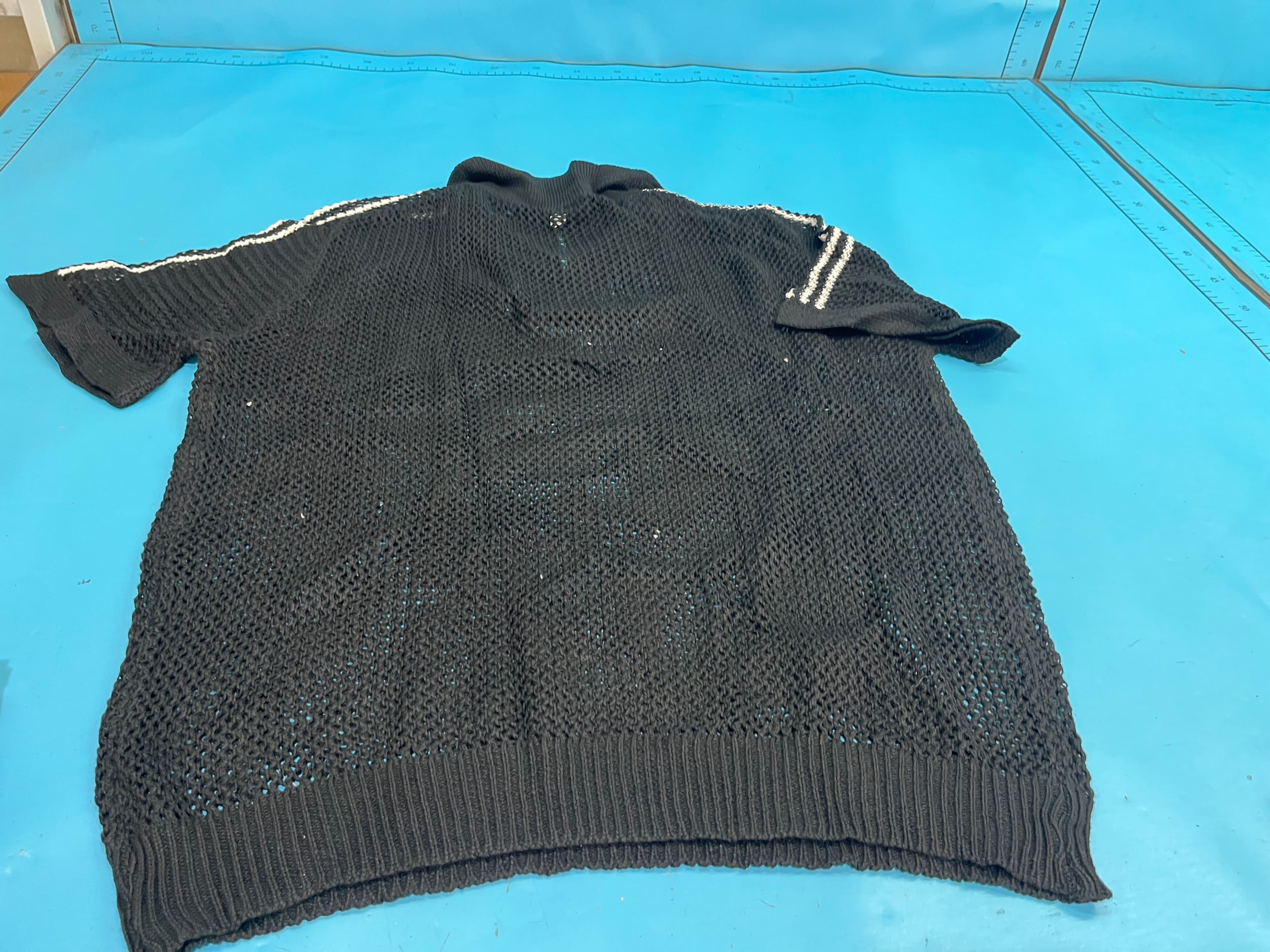 Estrela do mesmo tipo de suéter de malha de manga curta oco masculino de três barras simples de desgaste POLO suéter V de onda T-shirt de colarinho internaciona